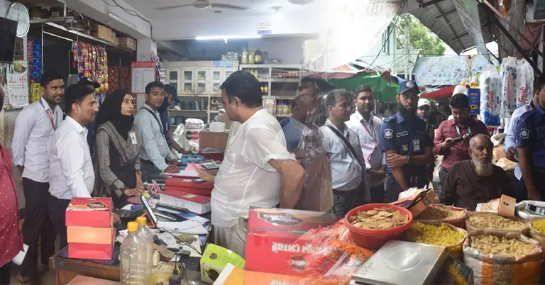 মানিকগঞ্জে নানা অনিয়মে ৬ প্রতিষ্ঠানকে জরিমানা